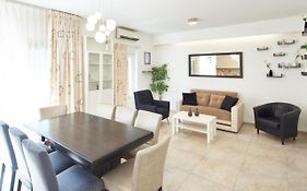 Spacious & Quiet Luxury Aprtment In Heart Of Jlm